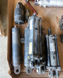 lot 603 image: Hydraulic Cylinders