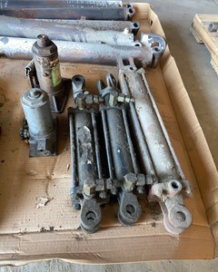 lot 604 image: Hydraulic Cylinders