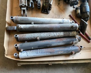 lot 605 image: Hydraulic Cylinders