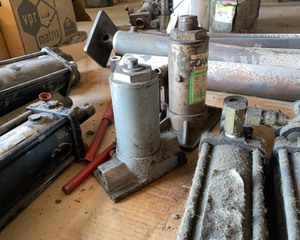 lot 302 image: Hydraulic Bottle Jacks