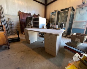 lot 832 image: Desk