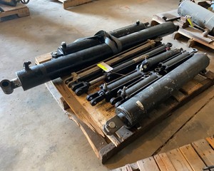 lot 606 image: Hydraulic Cylinders