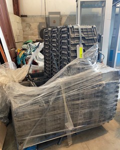 lot 324 image: Small Storage Totes