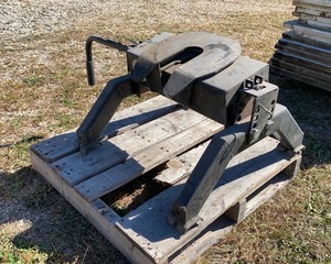 lot 417 image: Pickup Bed Fifth Wheel Trailer Hitch