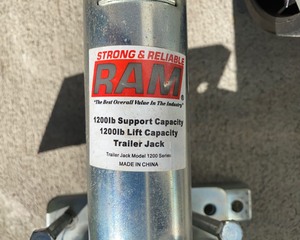 lot 416 image: Trailer Jacks