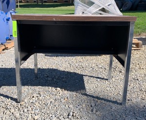 lot 812 image: Desk