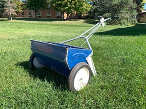 lot 1003 image: Lawn Spreader
