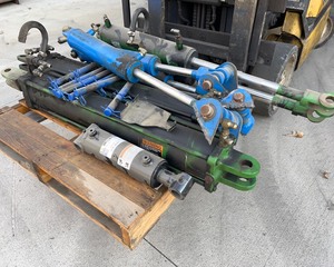 lot 611 image: Assorted Hydraulic Cylinders