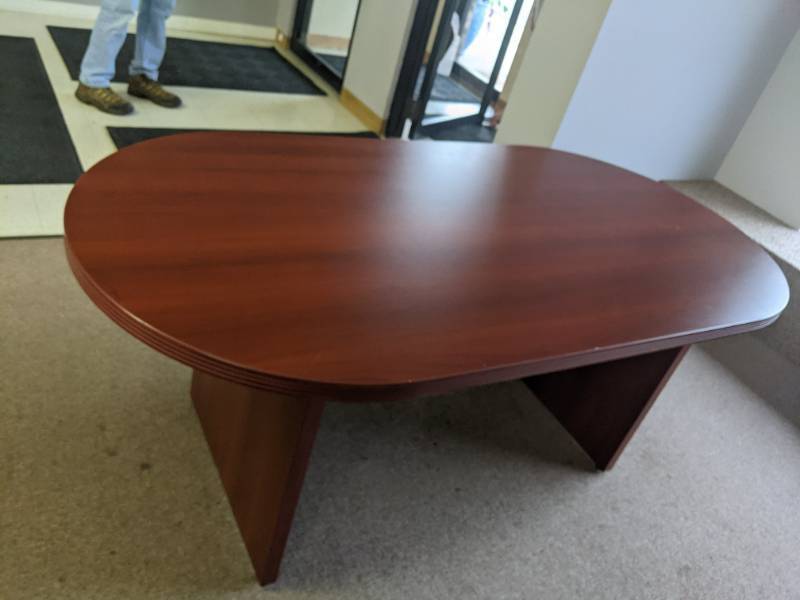 lot 01 image: Large oval conference or banquet table
