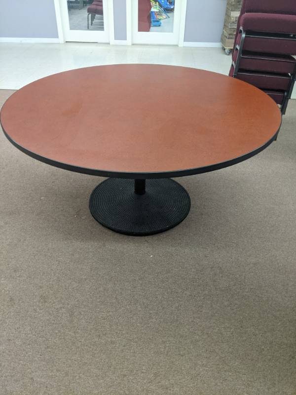 lot 04 image: Round banquet or conference table