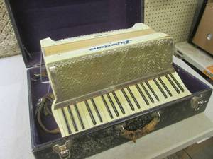 lot 2 image: (RM2) Vintage Milano Supertone Pian...