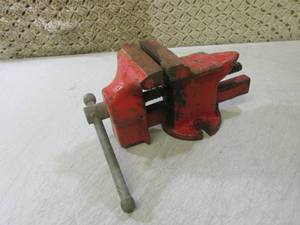 lot 27 image: (FS) Milwaukee Bench Vise with Anvi...