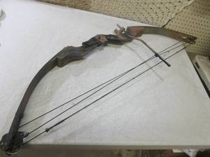 lot 54 image: (C-3) Compound Bow 44 Long...