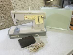 lot 62 image: (G-1) Vintage Singer Sewing Machine...