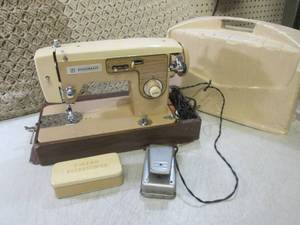 lot 63 image: (G-1) Vintage Dressmaker Sewing Mac...