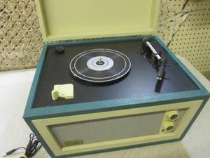 lot 69 image: (RM1) Crosley CR6231A-GR1 Turntable...