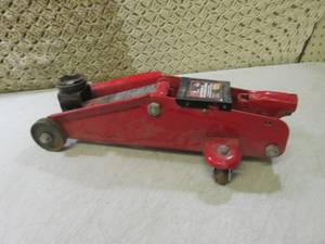 lot 102 image: (G-1) Big Red 2-Ton Hydraulic Servi...