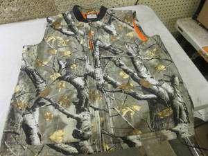 lot 209 image: (BS) Legendary Whitetails Camo Quil...