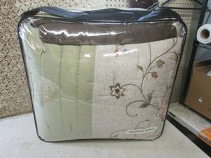 lot 254 image: (D-2T) King Size Comforter with 2 S...