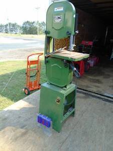 Central Machinery 14 wood cutting band saw. Looks like very little use. With extra blades. 1 hp 115230 volt. Can fit extension riser. As shown. THIS ITEM HAS A RESERVE.