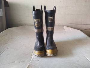 lot 54 image: Turn out gear boots