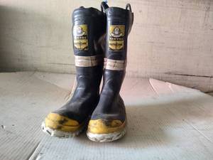 lot 55 image: Turn out gear boots