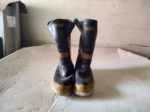 lot 56 image: Turn out gear boots