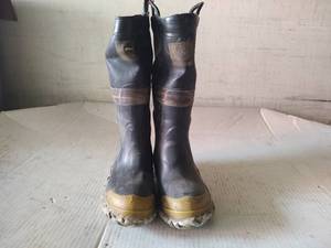lot 57 image: Turn out gear boots