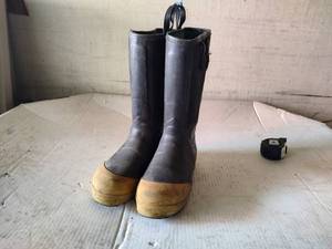 lot 58 image: Turn out gear boots