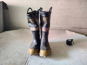 lot 59 image: Turn out gear boots