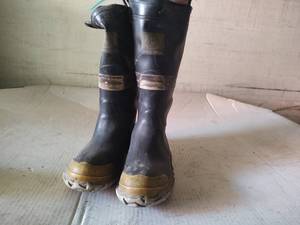 lot 60 image: Turn out gear boots