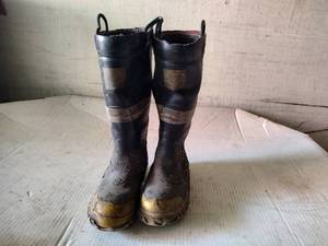 lot 61 image: Turn out gear boots