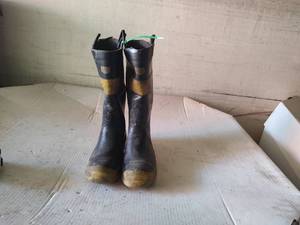 lot 62 image: Turn out gear boots
