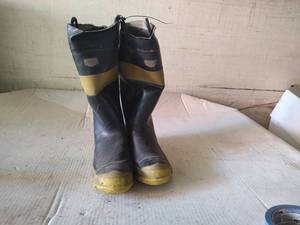 lot 63 image: Turn out gear boots