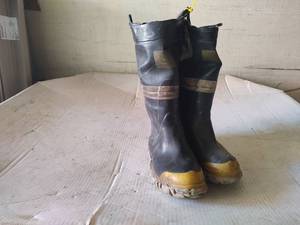 lot 64 image: Turn out gear boots