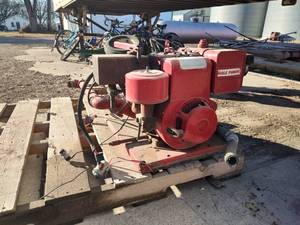 lot 16 image: Grass rig water pump with electric start