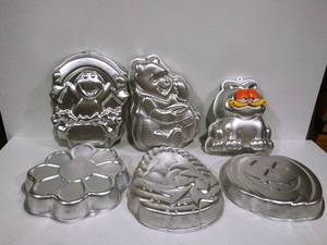 6 Themed Cake Pans
