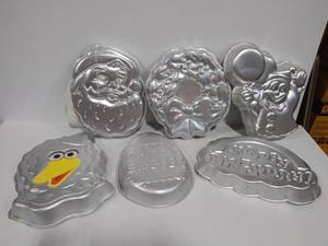6 Themed Cake Pans