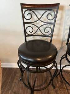lot 3 image: Set of 2 Kitchen Stools