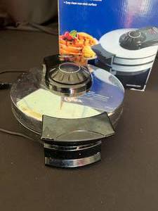 lot 14 image: Oster Belgian Waffle Maker