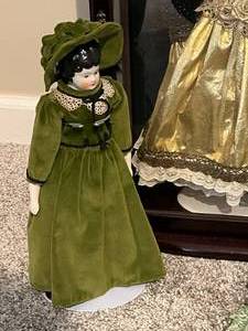 lot 61 image: Display Case & 3 Porcelain Dolls