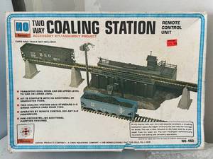 lot 90 image: Trains Coaling Station, Kitmaster, Balti More