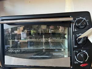 lot 107 image: Euro Pro Toaster Oven, Knives & Toscana Oils
