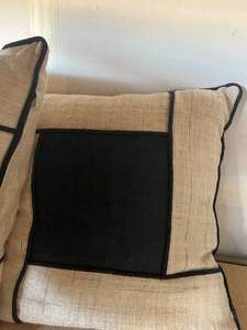 lot 106 image: Lot of 4 Decorative Pillows