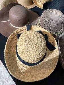 lot 118 image: Lot of Womens Hats