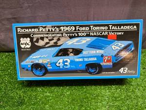 Richard Pettys 1969 Ford Torino Talladega 124 Scale