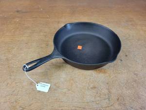 lot 1172 image: Vintage #8 Wagner Ware Cast Iron Skillet