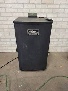 lot 1379 image: Masterbuilt Digital Smokehouse - Model 20070910 - Powers On - NO SHIPPING