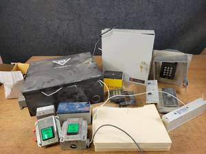 lot 1405 image: DSX Door Access System - Model DSX-1022 - NO SHIPPING