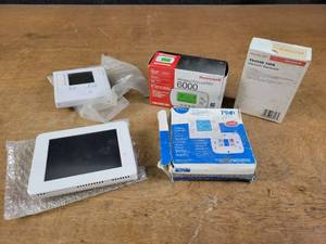 lot 1408 image: Lot of Assorted Thermostats, New and Used